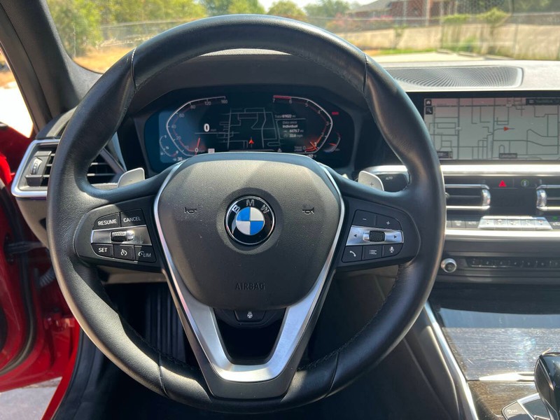 BMW 3 Series Vehicle Full-screen Gallery Image 17