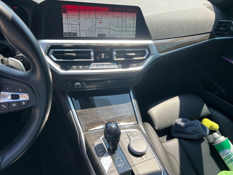 BMW 3 Series Vehicle Full-screen Gallery Image 19