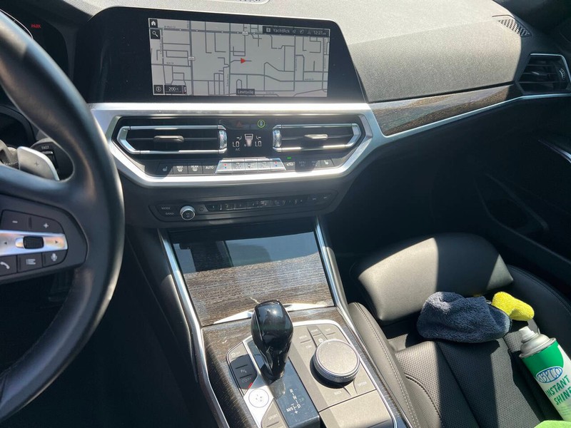 BMW 3 Series Vehicle Full-screen Gallery Image 21