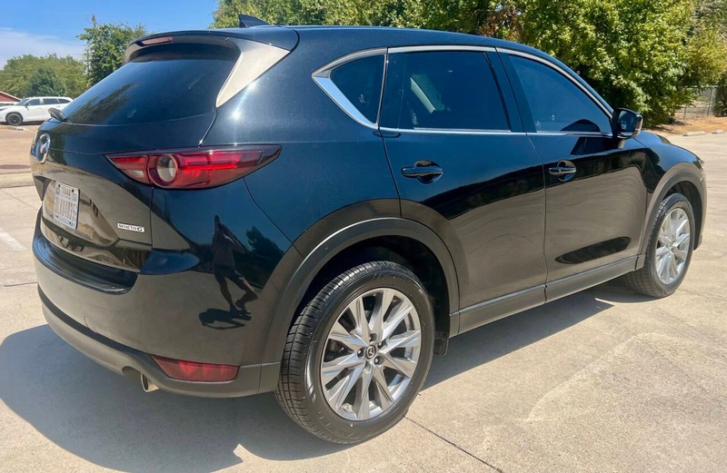 Mazda CX-5 Vehicle Full-screen Gallery Image 05