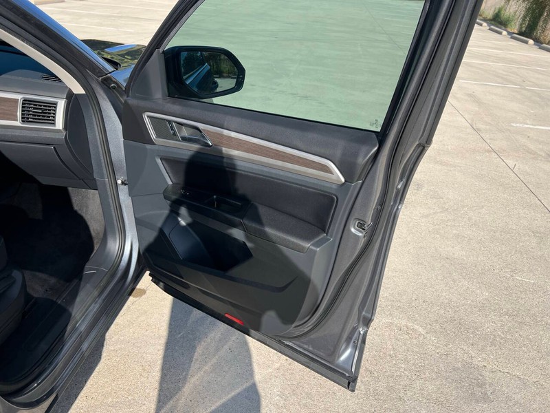 Volkswagen Atlas Vehicle Full-screen Gallery Image 19