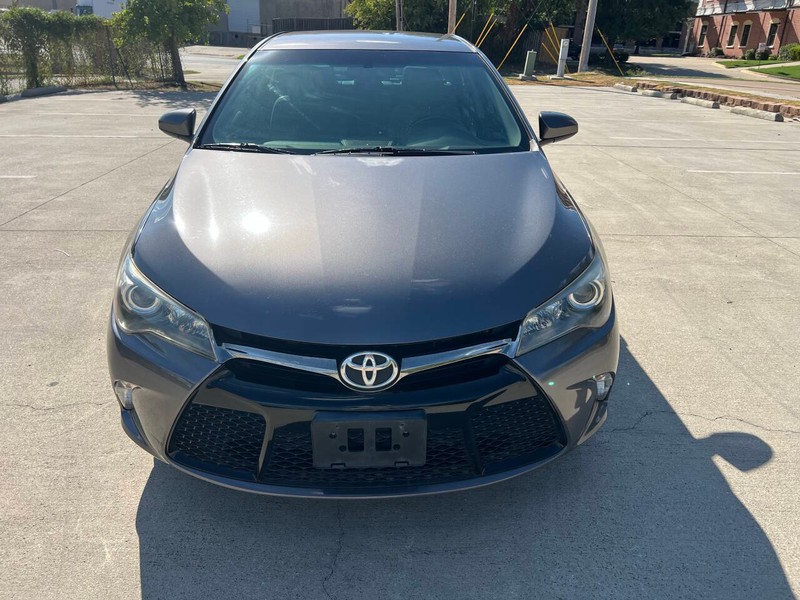 Toyota Camry Vehicle Full-screen Gallery Image 02