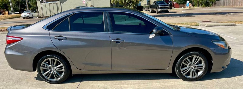 Toyota Camry Vehicle Full-screen Gallery Image 04