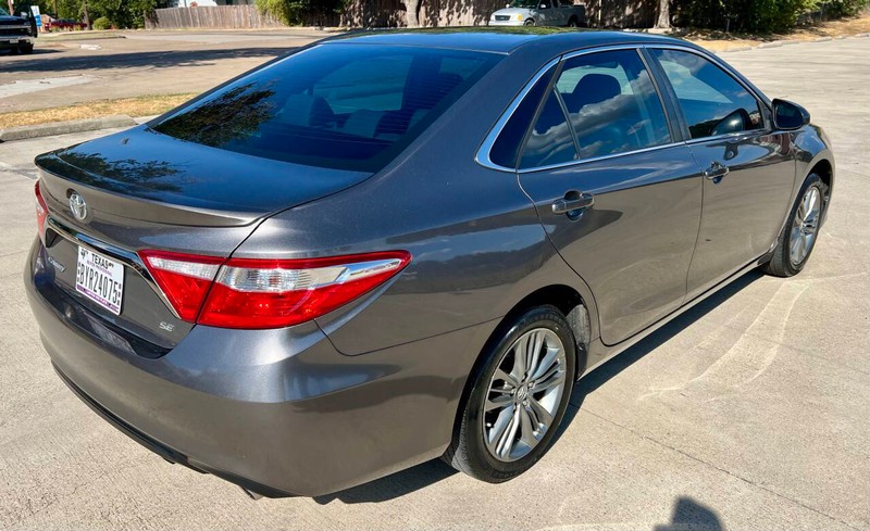 Toyota Camry Vehicle Full-screen Gallery Image 05