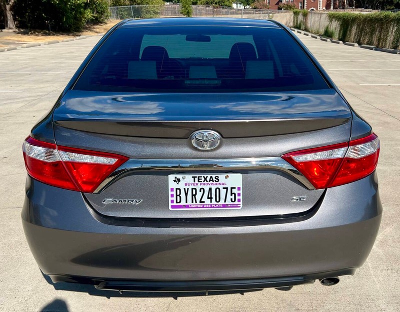 Toyota Camry Vehicle Full-screen Gallery Image 06