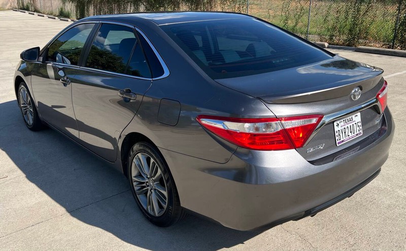 Toyota Camry Vehicle Full-screen Gallery Image 07