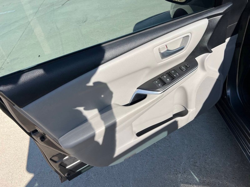 Toyota Camry Vehicle Full-screen Gallery Image 08
