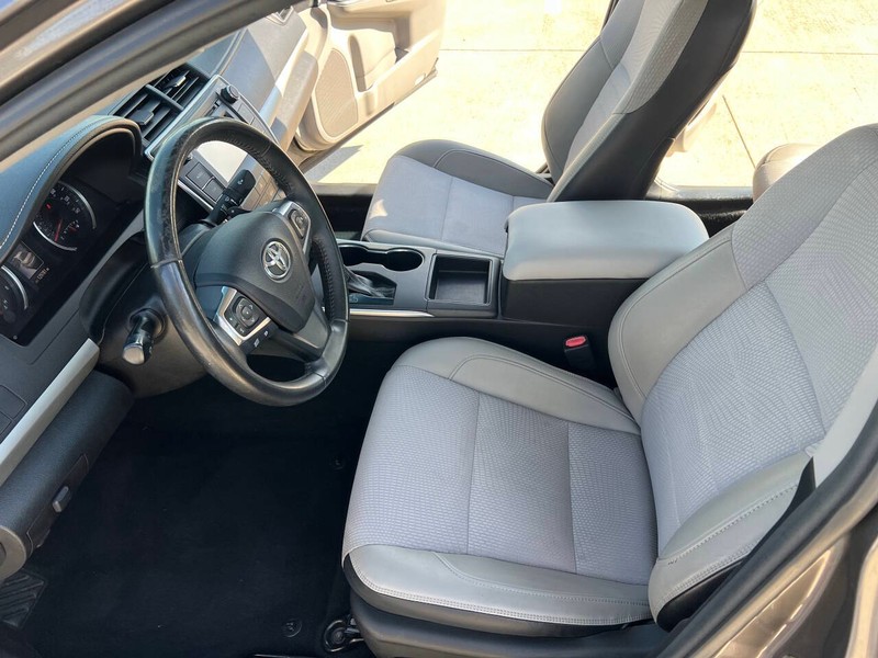 Toyota Camry Vehicle Full-screen Gallery Image 09