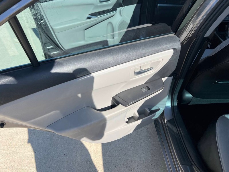 Toyota Camry Vehicle Full-screen Gallery Image 10