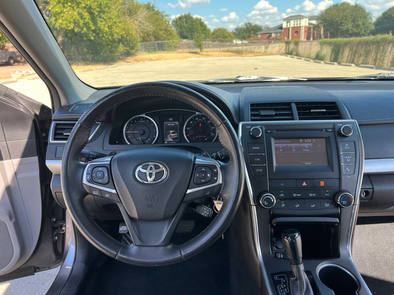 Toyota Camry Vehicle Full-screen Gallery Image 12