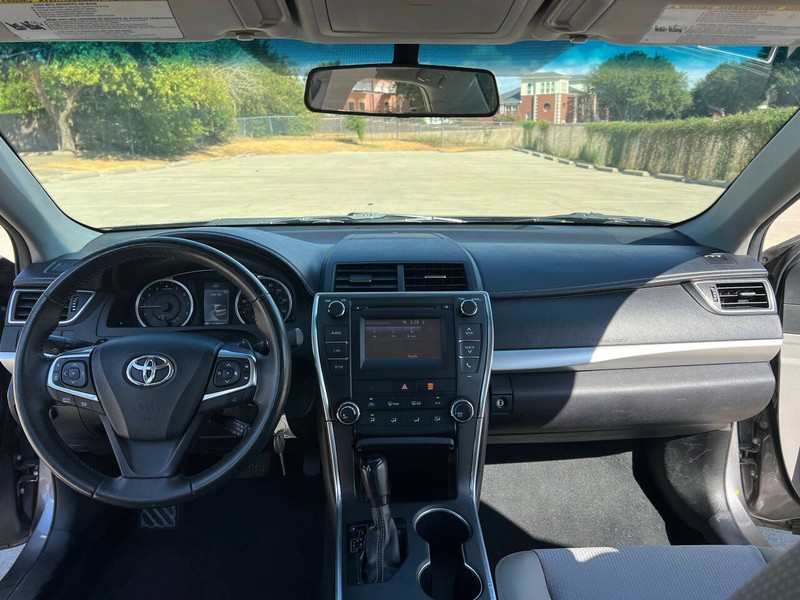 Toyota Camry Vehicle Full-screen Gallery Image 13