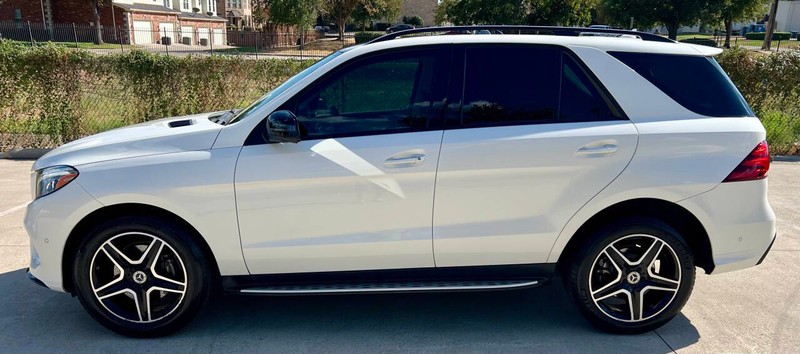 Mercedes-Benz GLE Vehicle Full-screen Gallery Image 02