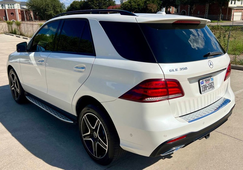 Mercedes-Benz GLE Vehicle Full-screen Gallery Image 03