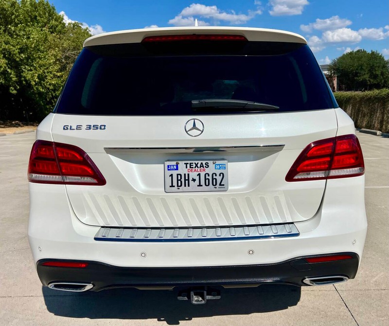 Mercedes-Benz GLE Vehicle Full-screen Gallery Image 04