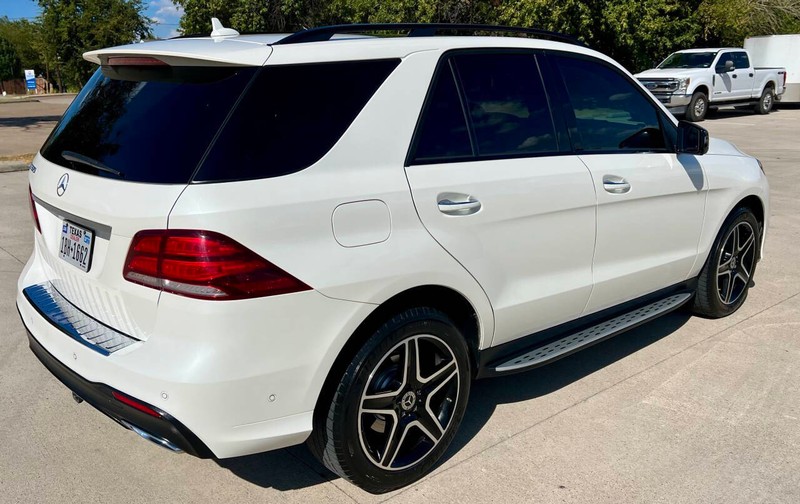 Mercedes-Benz GLE Vehicle Full-screen Gallery Image 05