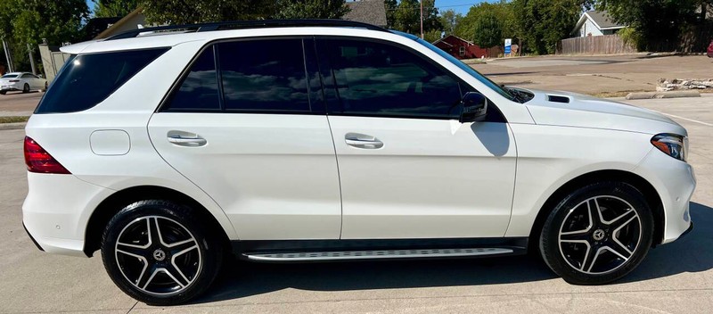Mercedes-Benz GLE Vehicle Full-screen Gallery Image 06