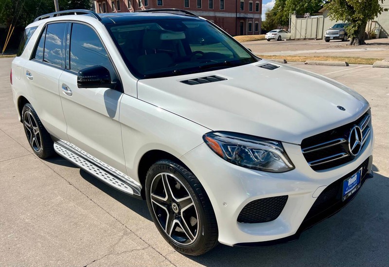 Mercedes-Benz GLE Vehicle Full-screen Gallery Image 07