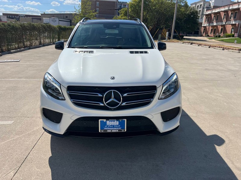 Mercedes-Benz GLE Vehicle Full-screen Gallery Image 09