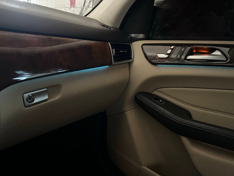 Mercedes-Benz GLE Vehicle Full-screen Gallery Image 10