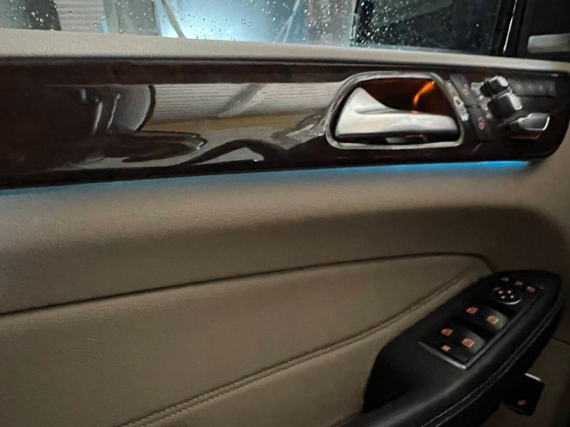 Mercedes-Benz GLE Vehicle Full-screen Gallery Image 11