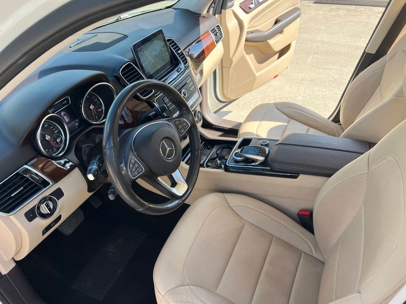 Mercedes-Benz GLE Vehicle Full-screen Gallery Image 12