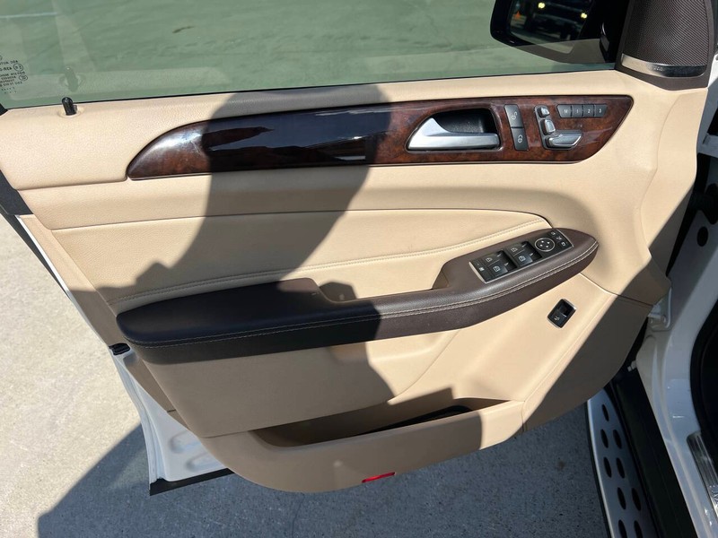Mercedes-Benz GLE Vehicle Full-screen Gallery Image 13