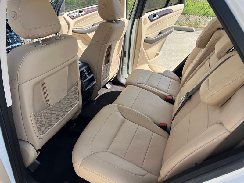Mercedes-Benz GLE Vehicle Full-screen Gallery Image 15
