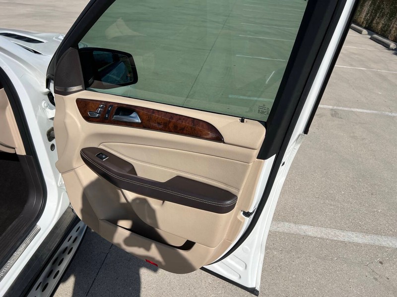 Mercedes-Benz GLE Vehicle Full-screen Gallery Image 16