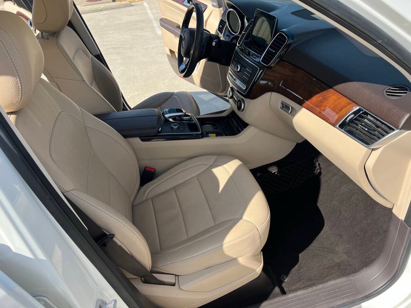 Mercedes-Benz GLE Vehicle Full-screen Gallery Image 17