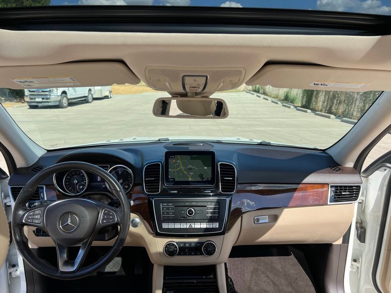 Mercedes-Benz GLE Vehicle Full-screen Gallery Image 18
