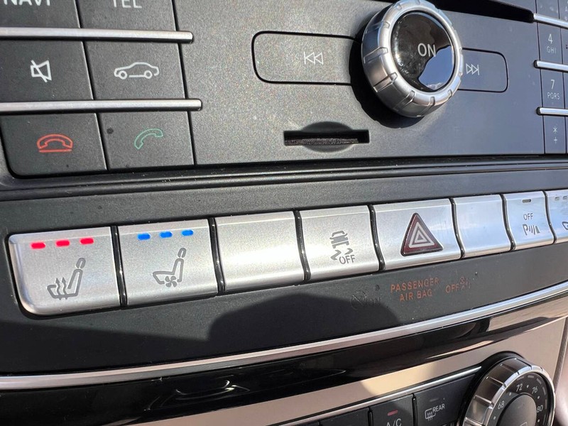 Mercedes-Benz GLE Vehicle Full-screen Gallery Image 19