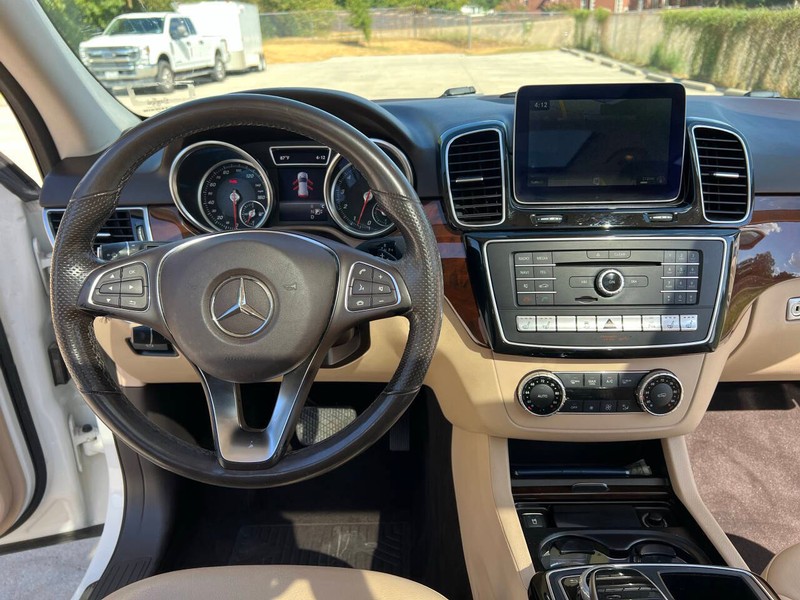 Mercedes-Benz GLE Vehicle Full-screen Gallery Image 20