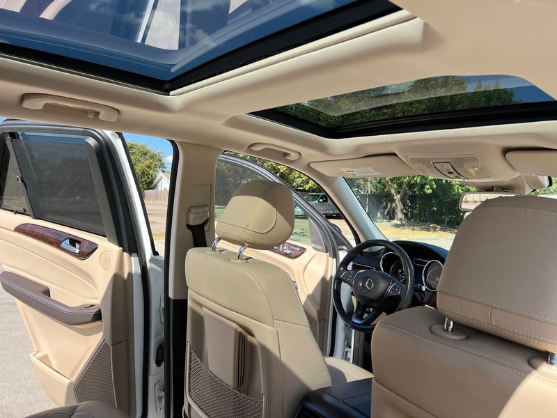 Mercedes-Benz GLE Vehicle Full-screen Gallery Image 21