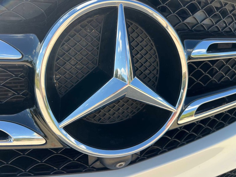 Mercedes-Benz GLE Vehicle Full-screen Gallery Image 22