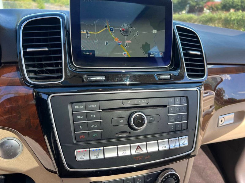 Mercedes-Benz GLE Vehicle Full-screen Gallery Image 23