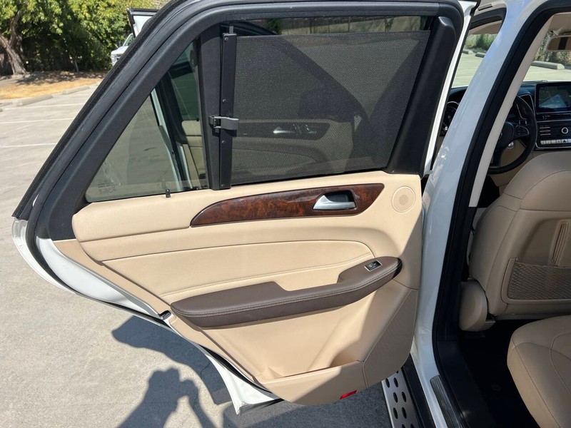 Mercedes-Benz GLE Vehicle Full-screen Gallery Image 24