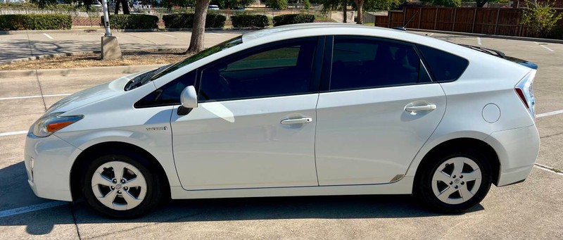 Toyota Prius Vehicle Full-screen Gallery Image 02