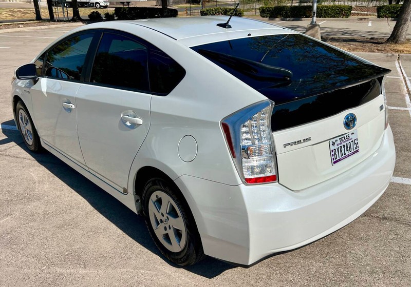 Toyota Prius Vehicle Full-screen Gallery Image 03
