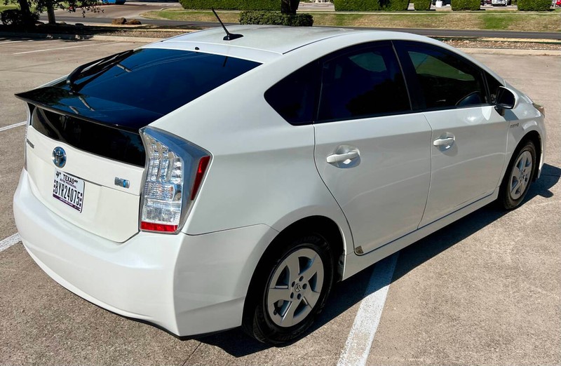 Toyota Prius Vehicle Full-screen Gallery Image 04