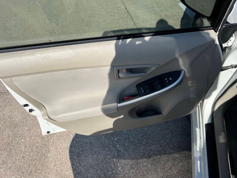 Toyota Prius Vehicle Full-screen Gallery Image 08