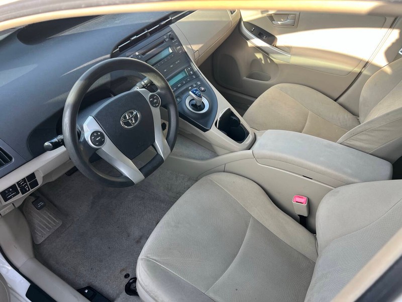 Toyota Prius Vehicle Full-screen Gallery Image 09