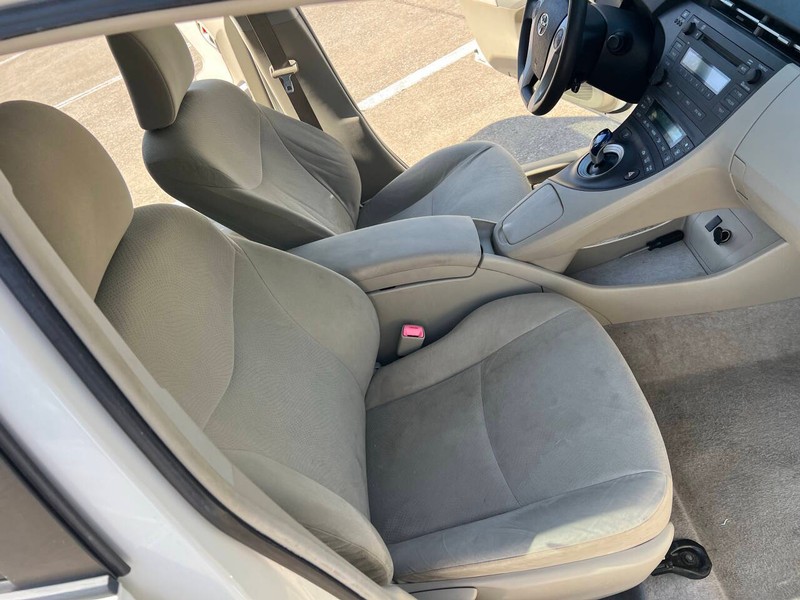 Toyota Prius Vehicle Full-screen Gallery Image 10
