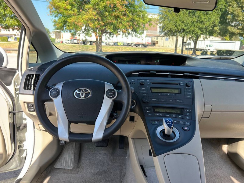 Toyota Prius Vehicle Full-screen Gallery Image 11