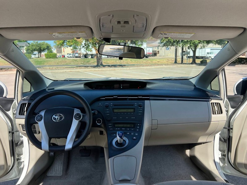 Toyota Prius Vehicle Full-screen Gallery Image 12