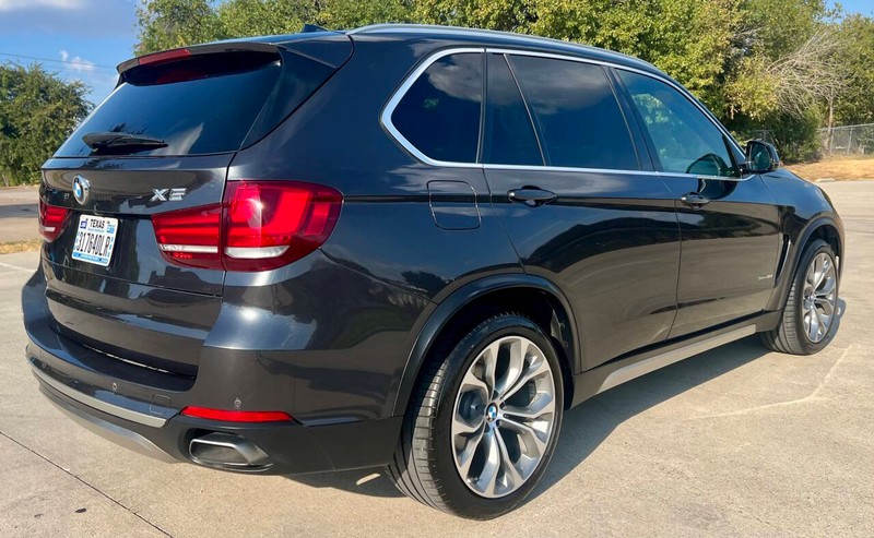 BMW X5 Vehicle Full-screen Gallery Image 02