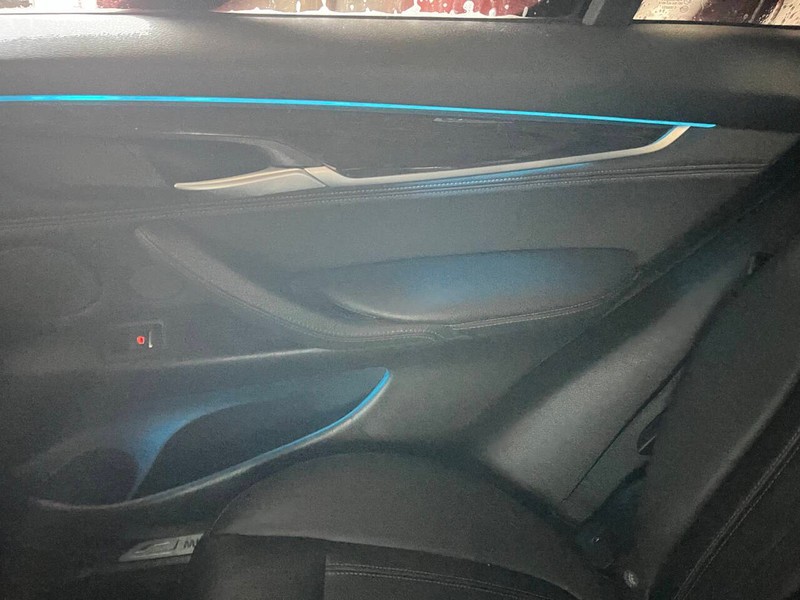 BMW X5 Vehicle Full-screen Gallery Image 08