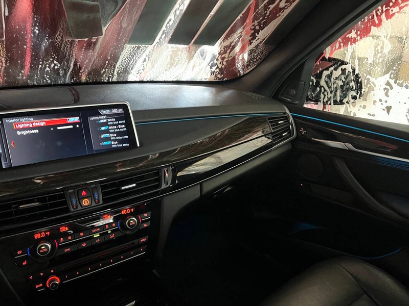 BMW X5 Vehicle Full-screen Gallery Image 09
