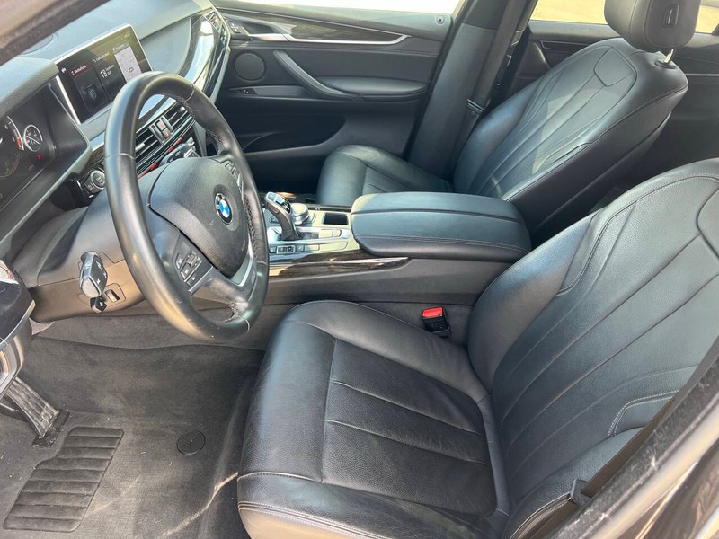 BMW X5 Vehicle Full-screen Gallery Image 10