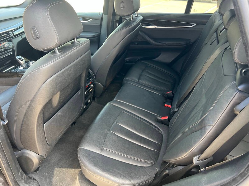 BMW X5 Vehicle Full-screen Gallery Image 12