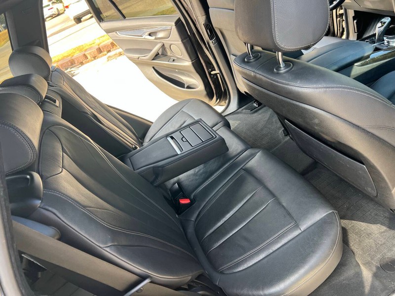 BMW X5 Vehicle Full-screen Gallery Image 16